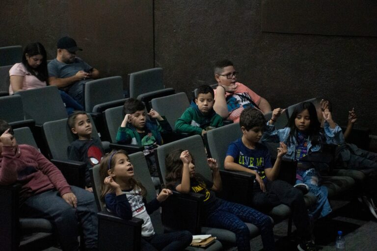 Programação de férias em Jacareí conta com aula de técnica vocal grátis para crianças