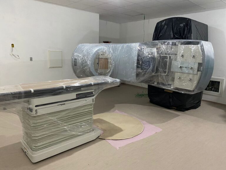 Hospital São Francisco recebe aparelho de radioterapia