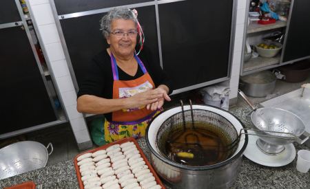 Feira do Bolinho de Jacareí terá oficina gratuita para interessados em aprender a fazer o tradicional bolinho caipira