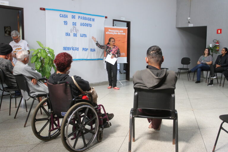 Casa de Passagem de Jacareí recebe oficina socioeducativa sobre o Dia Nacional de Luta da População em Situação de Rua