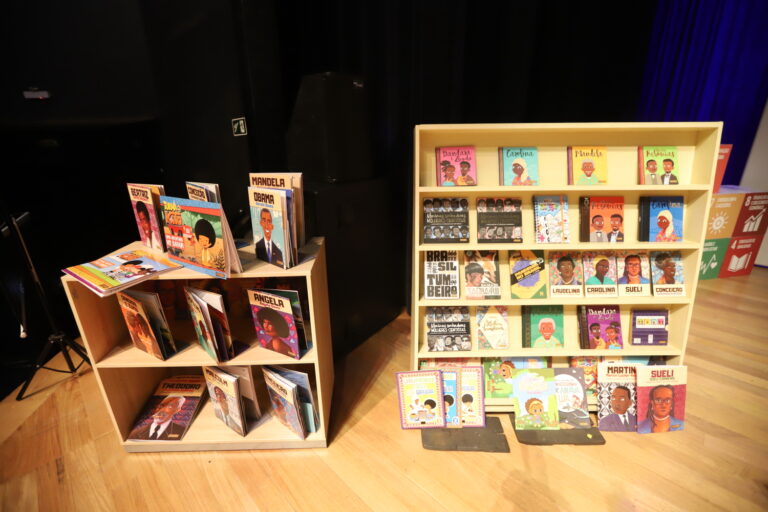 Escolas municipais recebem livros sobre história Africana, dos Afrodescendentes e Indígena