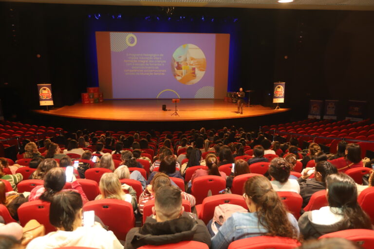Rede Municipal de Jacareí participa de formação de educação musical para bebês e crianças