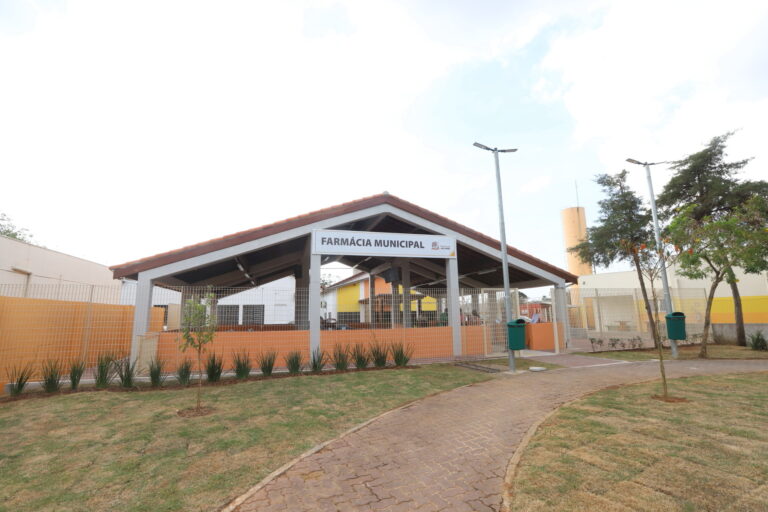 Jacareí entrega reforma de ampliação da área de espera da Farmácia Municipal