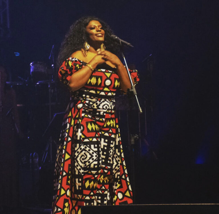 Cantora Cecília Militão se apresenta na tarde deste domingo no Parque da Cidade