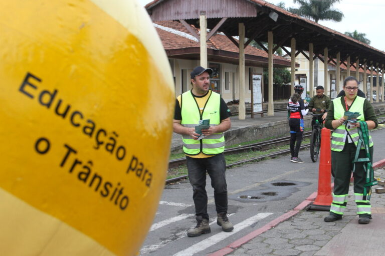 Semana Nacional do Trânsito em Jacareí tem teatro nas ruas e blitz educativa