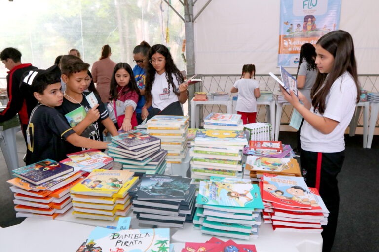 Feira Literária de Jacareí distribuirá 24 mil livros para alunos municipais