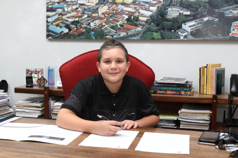 Garoto de 11 anos toma posse e assume cargo de ‘prefeito por um dia’ em Jacareí