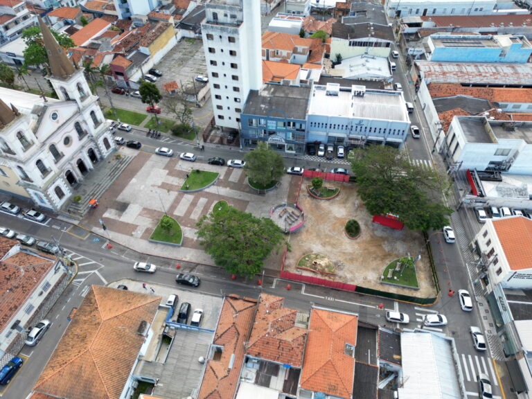 Rua ao lado da Igreja Matriz é interditada para continuidade das obras de revitalização da praça