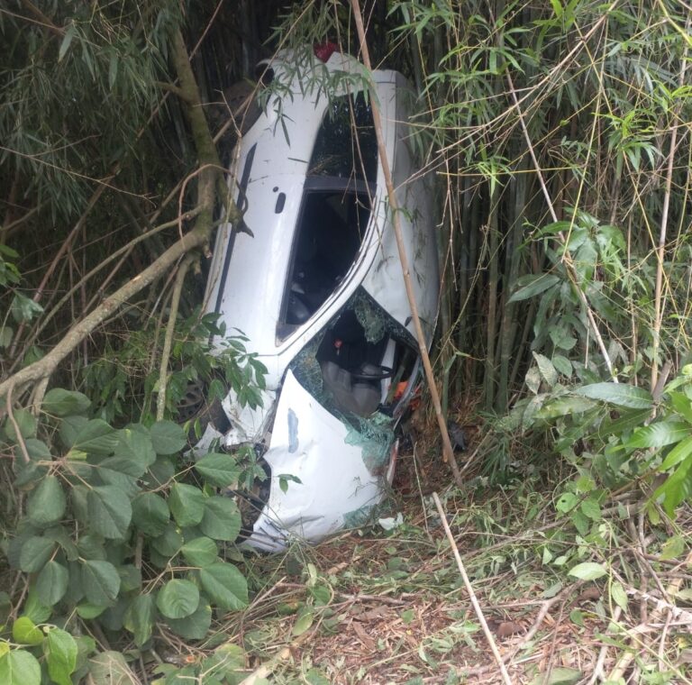 Homem de 63 anos morre após carro capotar em Jacareí