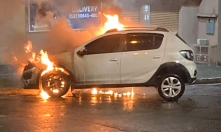 Mulher deixa carro em frente da casa dos pais em Jacareí e o encontra pegando fogo horas depois