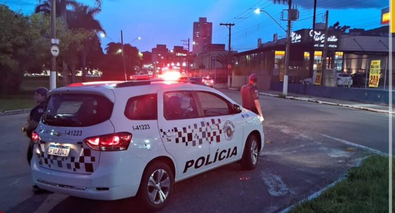 Mais de 100 carros são fiscalizados em operação da PM em Jacareí