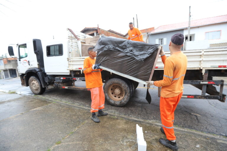 Operação Cata-Treco no Bandeira Branca II recolhe mais de 26 toneladas de materiais