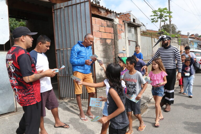 Alunos da rede municipal de Jacareí participam de caminhada e orientação aos moradores contra a dengue