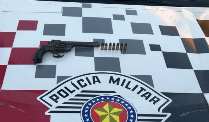 Casal é preso por porte ilegal de armas no Villa Branca; adolescente contratado para vender a arma é liberado