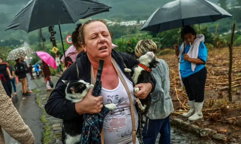 Número de desalojados dobra em 24 horas no RS; são mais de 327 mil pessoas fora de casa