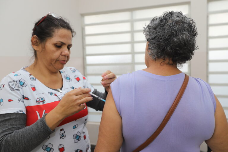 Jacareí inicia vacinação monovalente contra Covid-19 para grupo prioritário