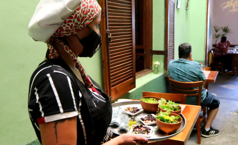 Jacareí tem 150 vagas abertas para cursos gratuitos de hospedagem e alimentação