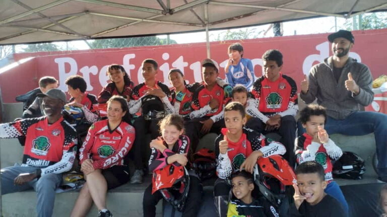Atletas do bicicross de Jacareí vencem torneio em Indaiatuba