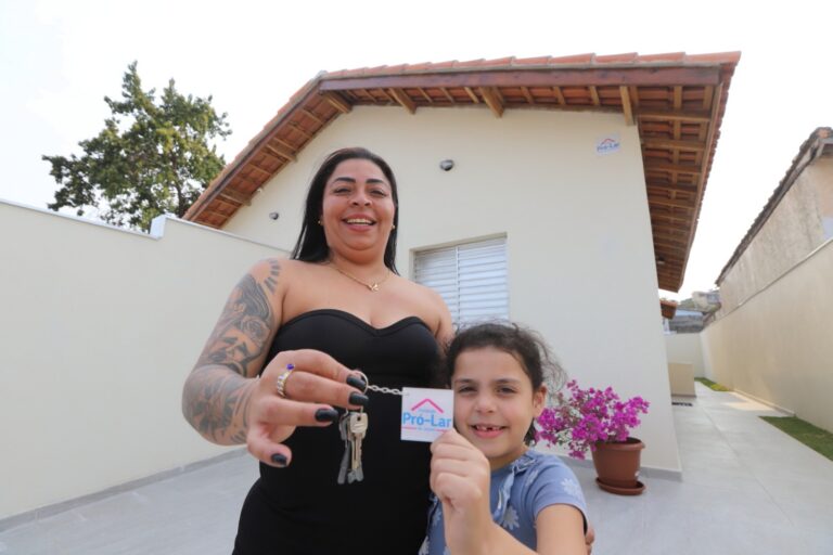 Fundação Pró-Lar de Jacareí entrega as chaves das novas casas para quatro famílias no Jardim Yolanda