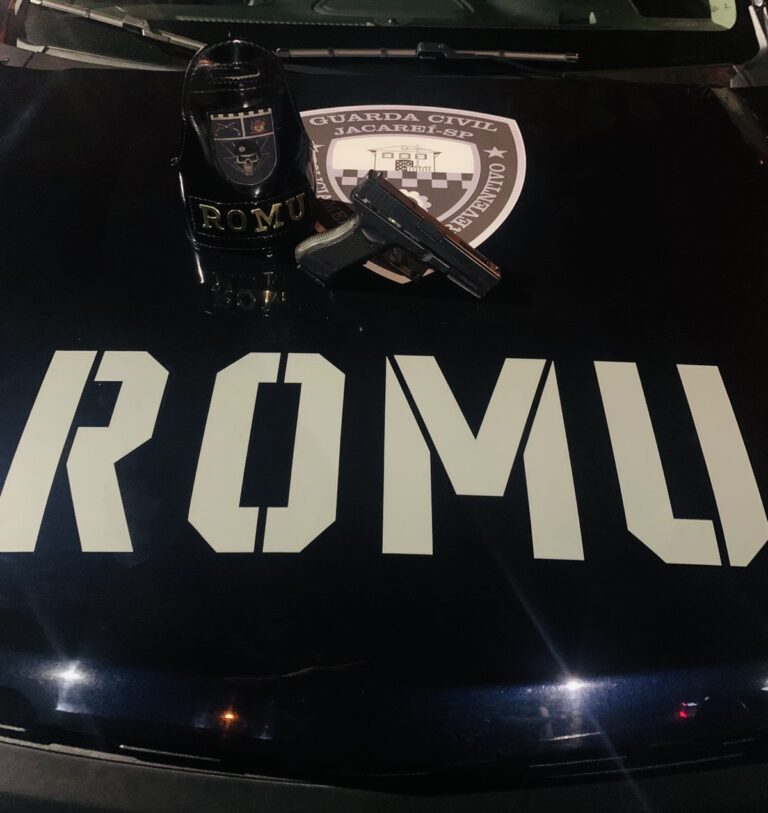 Dupla é presa após tentar roubar posto de gasolina com simulacro de arma de fogo em Jacareí