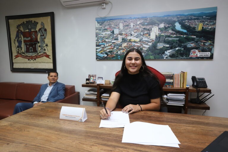 Estudante de 15 anos toma posse como ‘prefeita por um dia’ em Jacareí