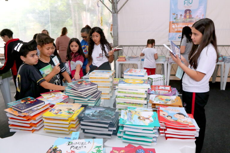 Feira Literária de Jacareí distribuirá 24 mil livros no final de semana para alunos de escolas municipais