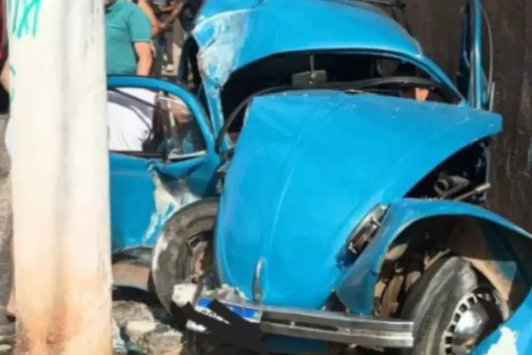 Batida de carro em poste deixa duas pessoas feridas em Jacareí