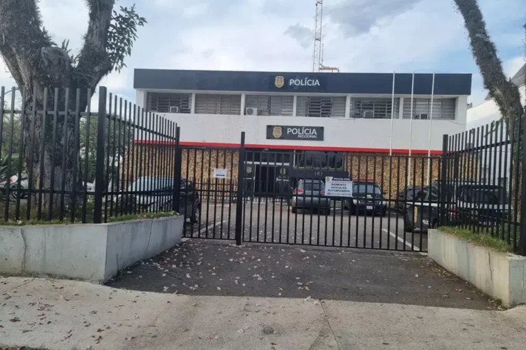 Motociclista morre após atropelar adolescente em São José