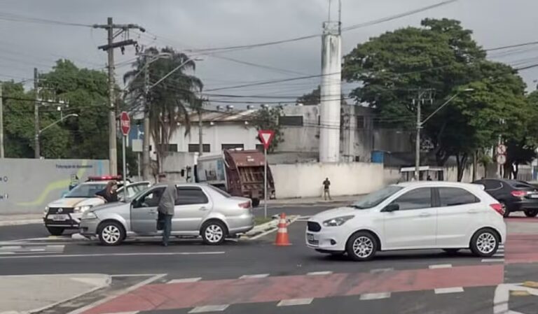 Acidente entre dois carros com capotamento complica trânsito na Zona Sul
