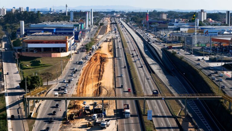CCR RioSP faz lançamento de viga de passarela em São José