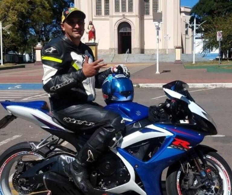 Acidente entre caminhão e duas motos na Dutra causa morte de motociclista
