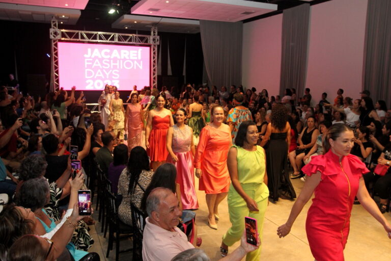 Reta final de preparação: modelos e estilistas fazem ajustes para desfile do Jacareí Fashion Days