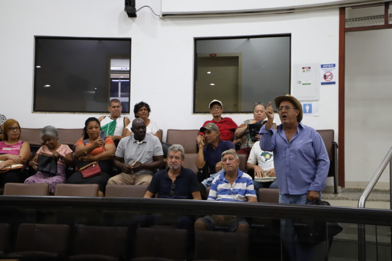 Moradores do Veraneio Ijal protestam durante sessão de câmara desta quarta-feira
