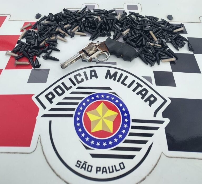 Homem que exibia arma de fogo em via pública é preso pela PM de Jacareí