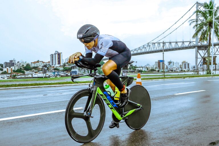 Triatleta de Jacareí garante vaga no Mundial de 2025