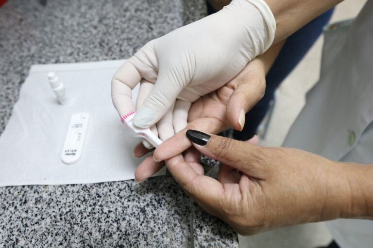 Campanha do Dezembro Vermelho oferece testes rápidos para detecção de HIV e IST’s nas unidades de saúde em Jacareí