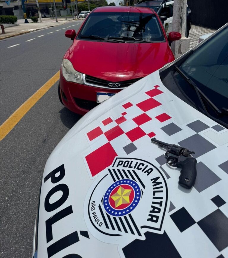 Dupla é presa por porte ilegal de arma em Jacareí