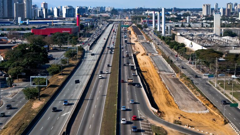 CCR RioSP desvia tráfego da pista expressa da Via Dutra para obras