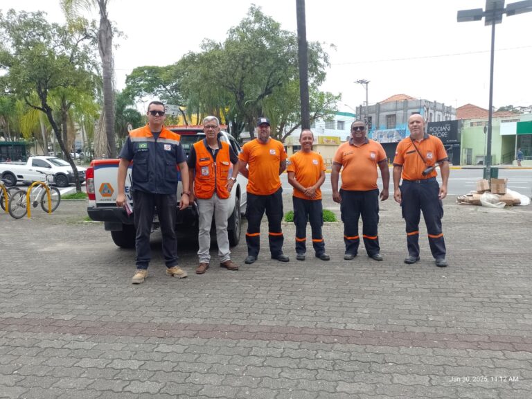 Sob alerta de temporal, Defesa Civil reforça orientações nas ruas em Jacareí