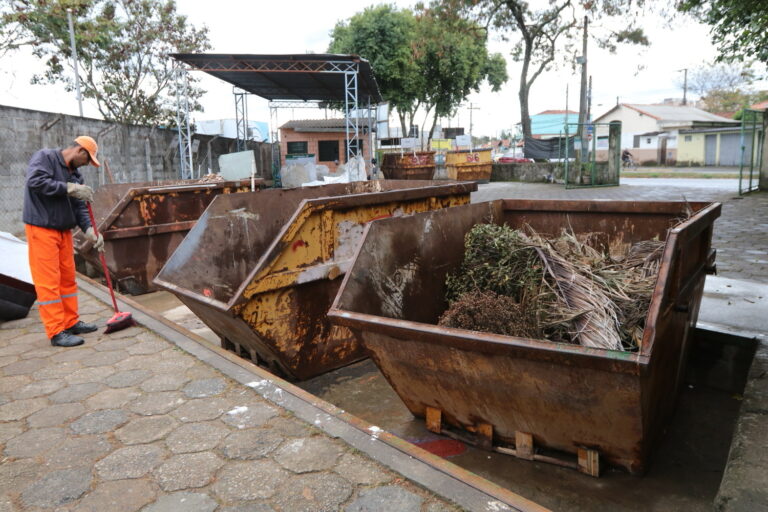 Jacareí monta pontos emergenciais de coleta de lixo