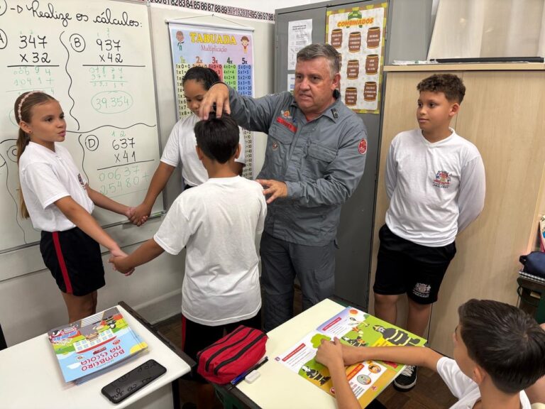 “Bombeiro na Escola” orienta estudantes sobre prevenção de riscos em escolas municipais de Jacareí