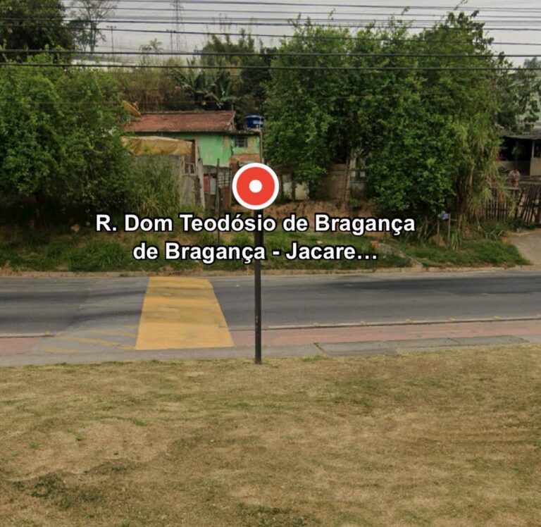 Motociclista colide com ônibus e poste após tentar realizar uma ultrapassagem pela direita em Jacareí