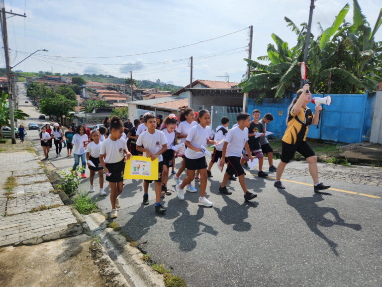 Estudantes se reúnem em caminhada de conscientização contra a dengue em Jacareí