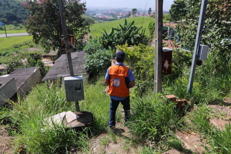 Técnicos do Instituto de Pesquisas Tecnológicas analisam áreas de risco em Jacareí