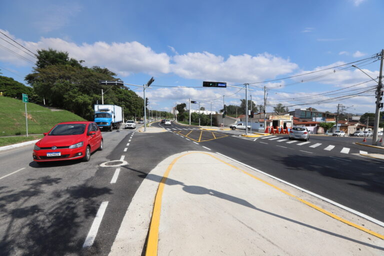 Obra de acesso entre as avenidas Adhemar de Barros e Davi Lino é entregue